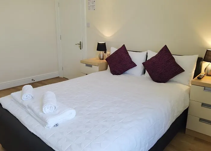 Comfy 2 Bedroom Apt In Central Location, Newly Refurbished