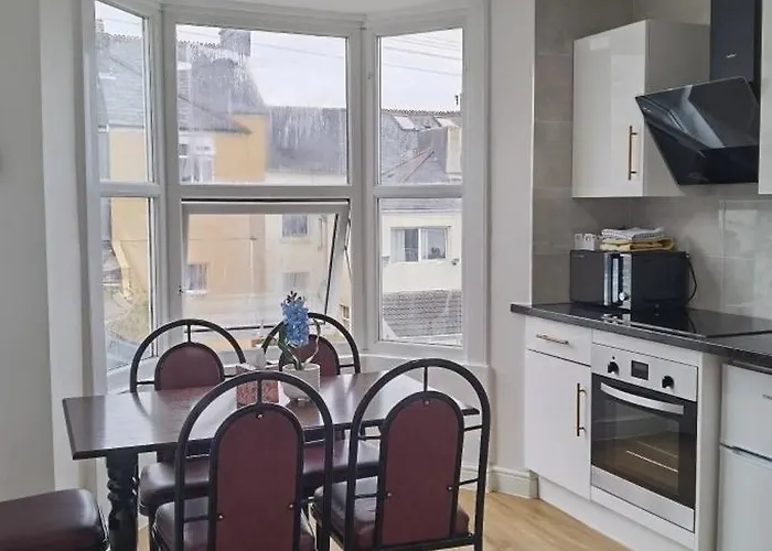 Comfy 2 Bedroom Apt In Central Location, Newly Refurbished