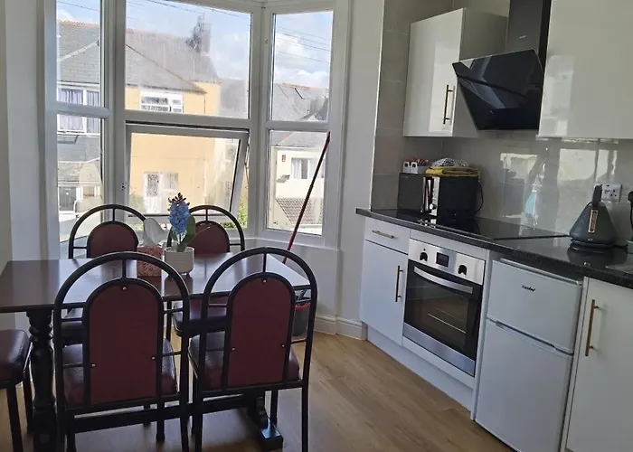Comfy 2 Bedroom Apt In Central Location, Newly Refurbished
